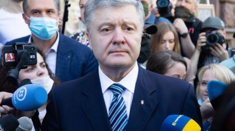 Адвокаты Порошенко и ГБР поспорили из-за паспорта – что произошло